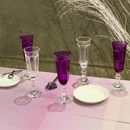 鮮やかな色合いでテーブルを華やかに！高級感あふれるアクリルグラス