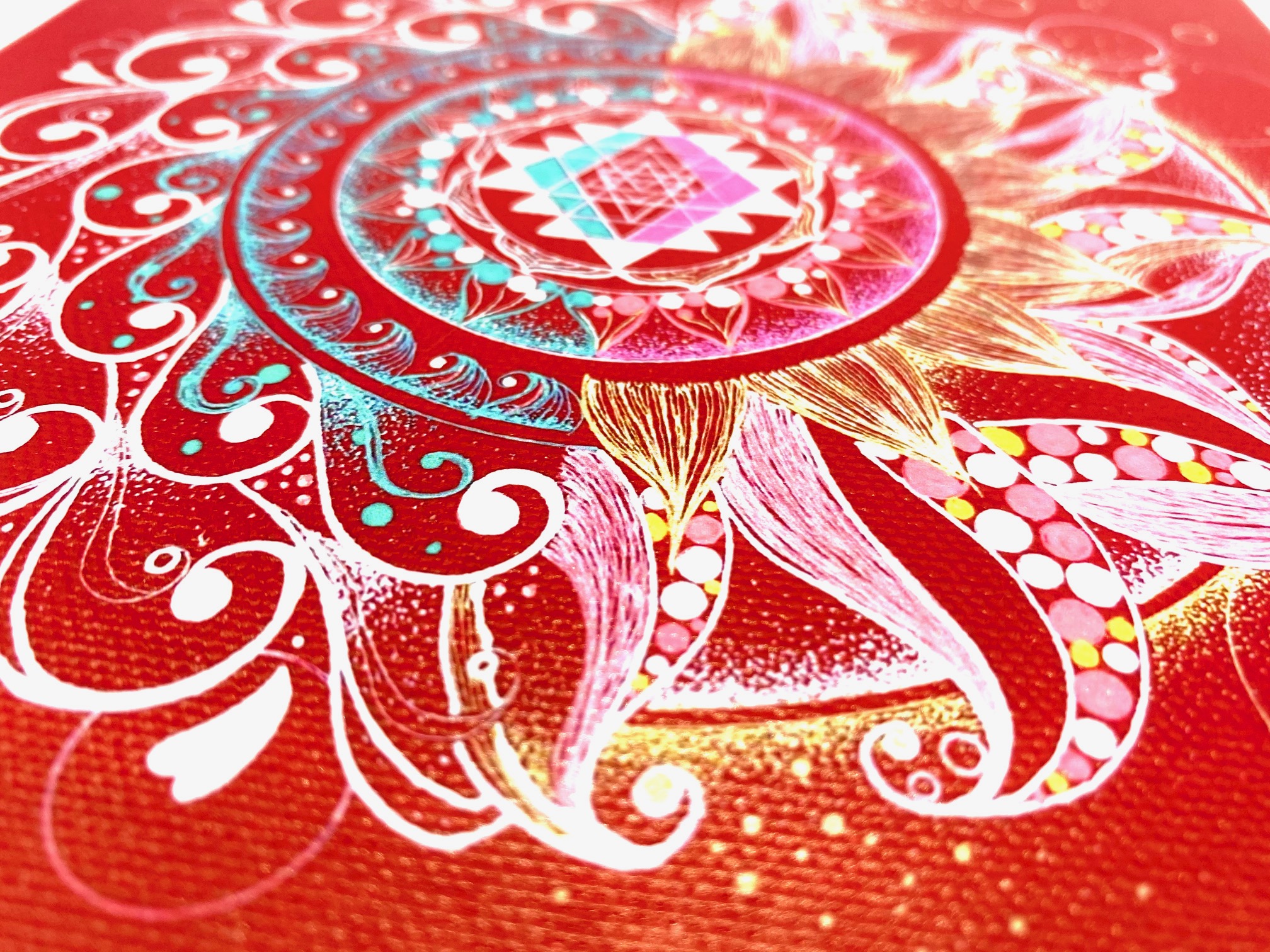 豊かさの象徴 ”シュリヤントラ”と”曼荼羅アート”の融合から生まれた作品『波～共振～』