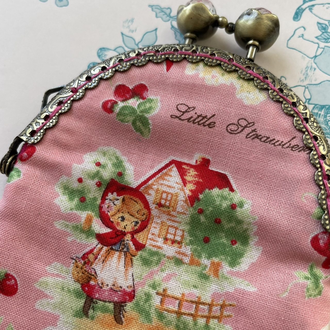 フランス作家さんから取り寄せた世界で一つの赤ずきんちゃんとうさぎのがま口ポーチです