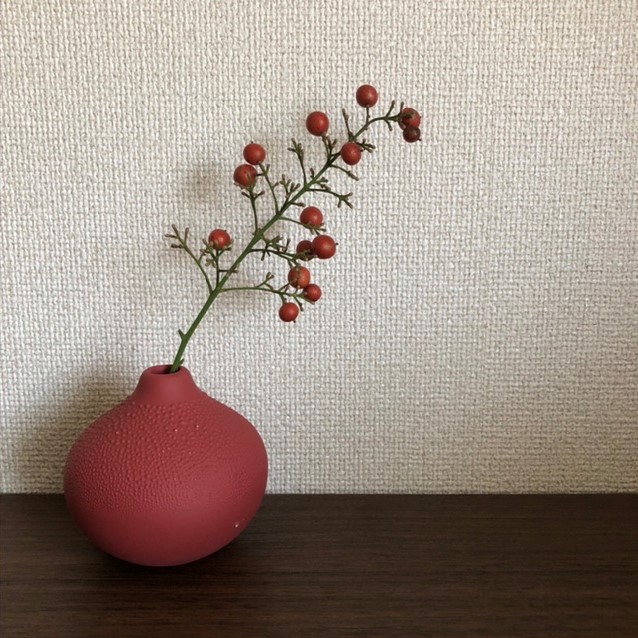 これからの季節に映えるマットな赤のフラワーベース