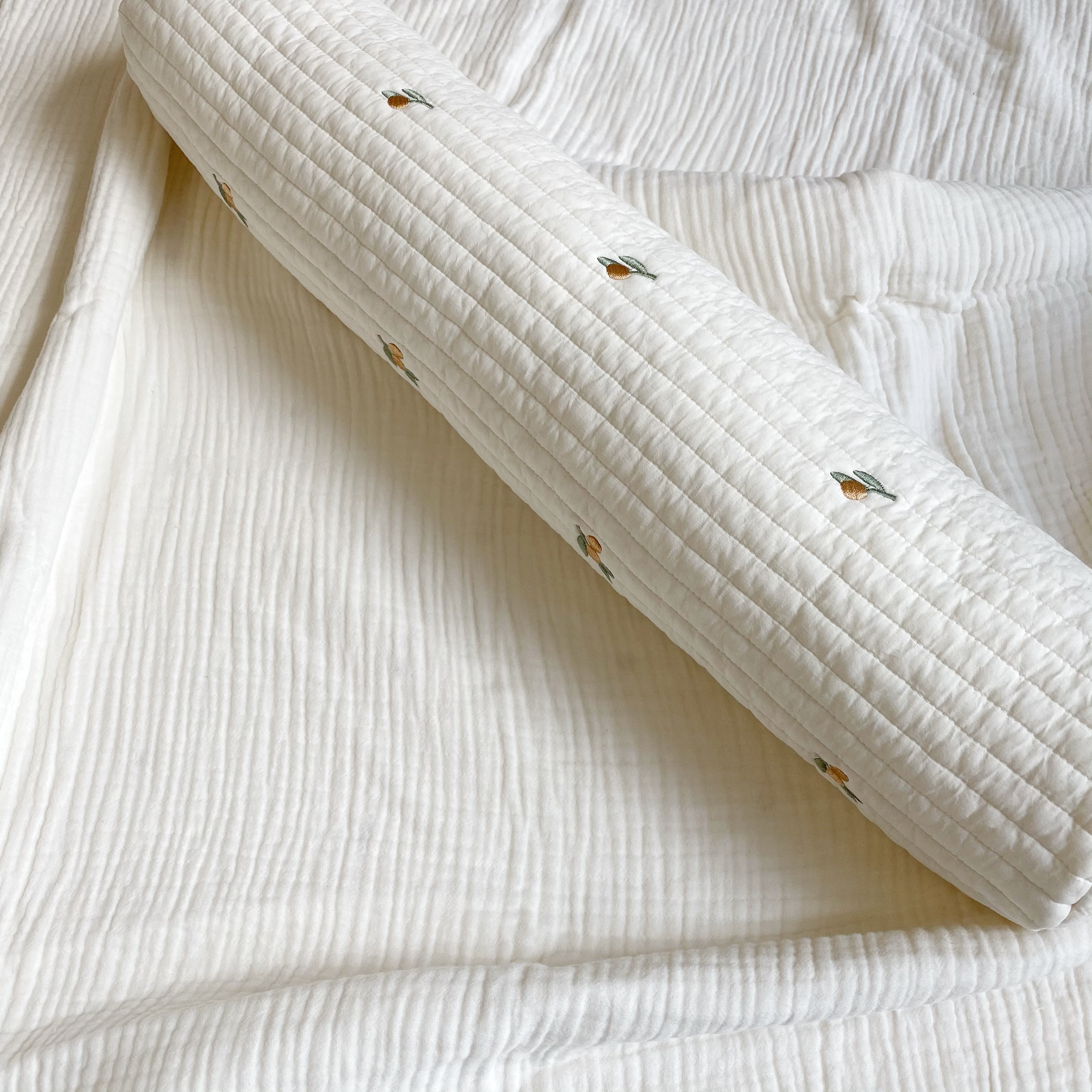 寝返り防止クッションとしても使えるオリーブ刺繍baby body pillow