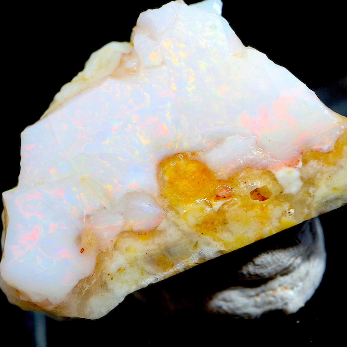 天然石で癒されよう♡オパール 神秘的な七色の光を放つ石 | 鉱物 
