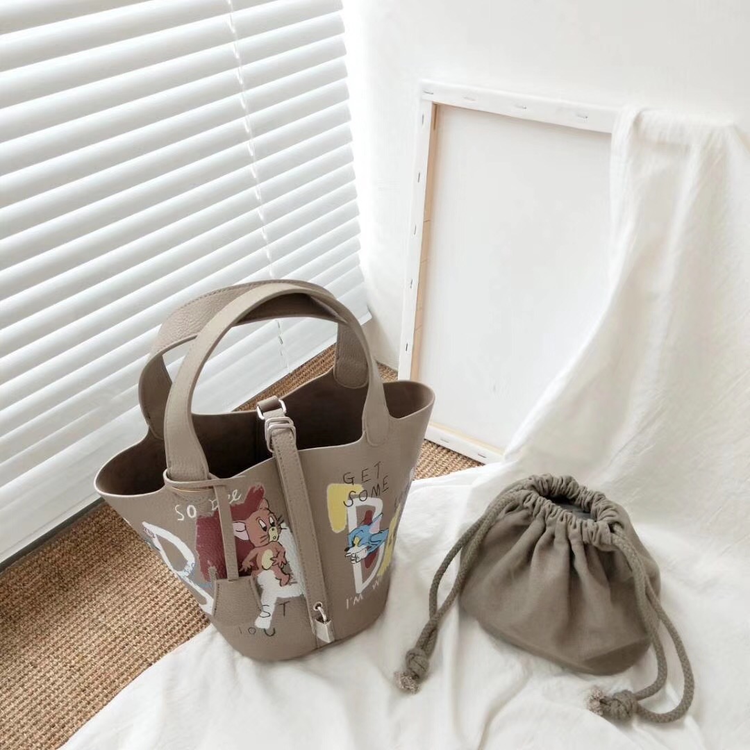 落書きされたようなペイントがとっても可愛いgraffiti Bagのご紹介です She