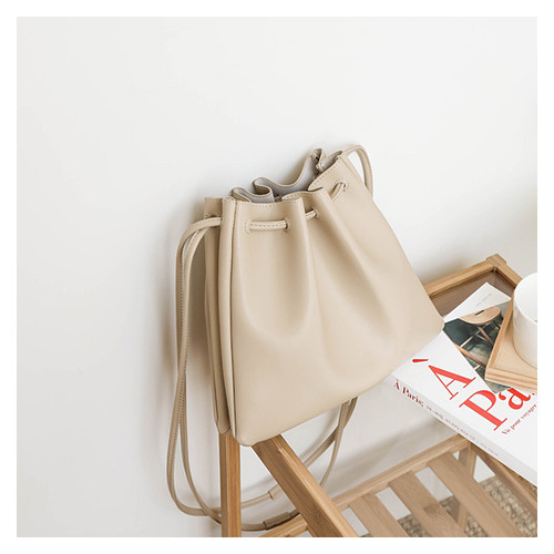 さらっと斜めがけが可愛い 巾着型ショルダーバッグ Base Mag さらっと斜めがけが可愛い 巾着型ショルダーバッグ Base Mag