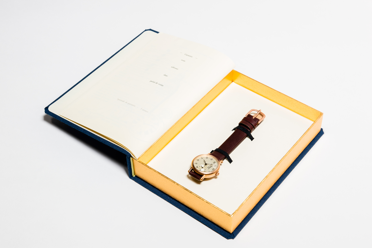 1930年代ヨーロッパのパブリッククロックをモチーフにした腕時計です