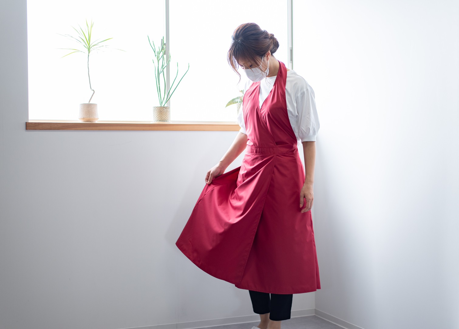 普通のエプロン ではないかもしれません ドレスみたいで座り姿がめちゃくちゃ綺麗なエプロンできました Valley Mode 可愛い日本製エプロン 長袖エプロン ガウン 予防衣 おしゃれな仕事着 感染症対策にも