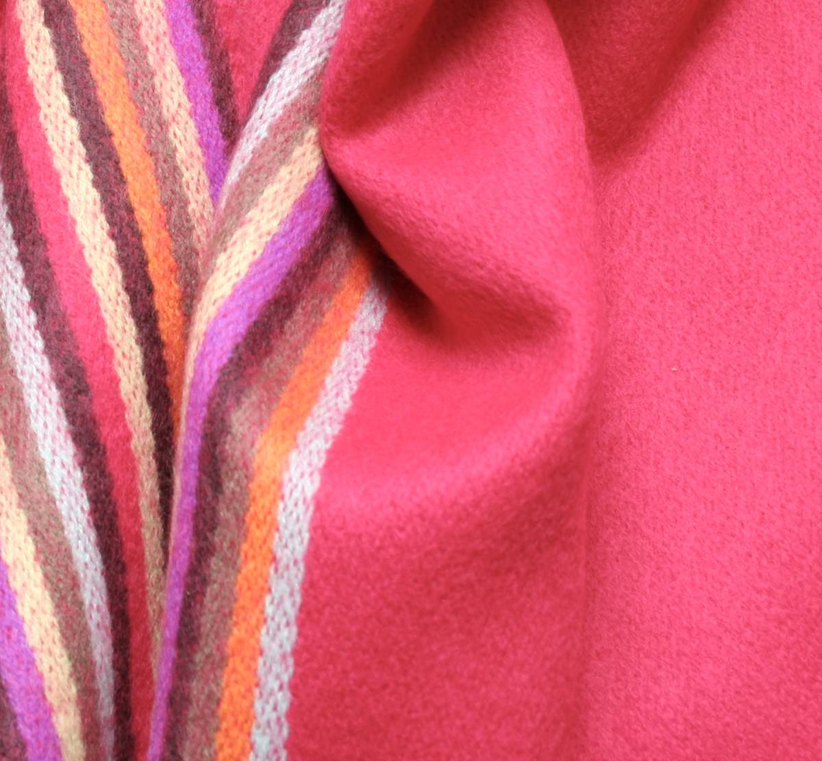 スコットランド製 暖かカシミア100％ 可愛いピンクのお洒落マフラー