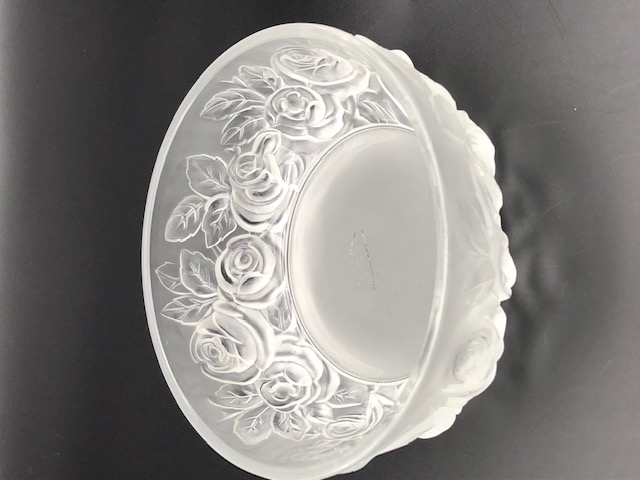 VERLYS・フロストグラス・薔薇のデザインが可愛い・乳白色の皿