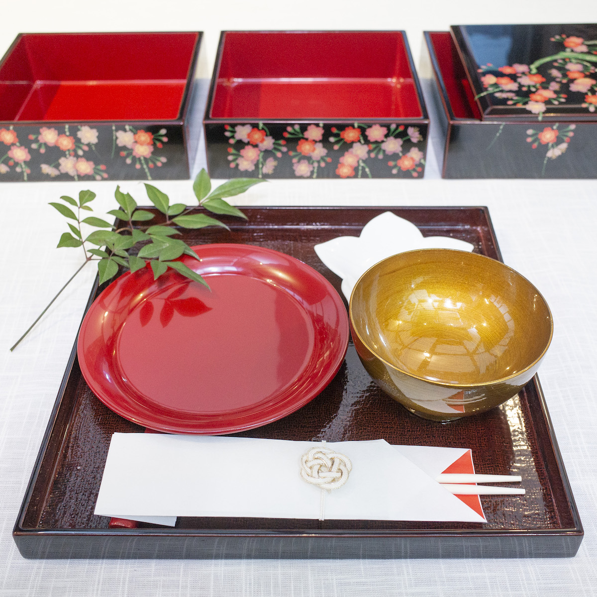 お正月のテーブルコーディネートに、和にも洋にも使用できる漆器のお皿をご紹介！！
