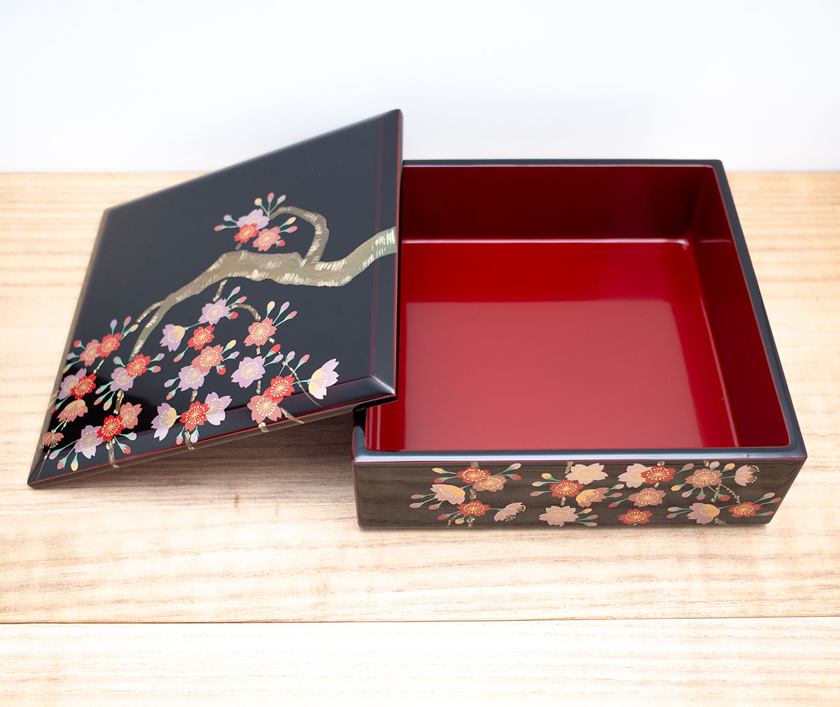 ちょっと早いですが、お正月に向けておせち用に、豪華な枝垂れ桜の蒔絵が施された重箱を準備してみては。