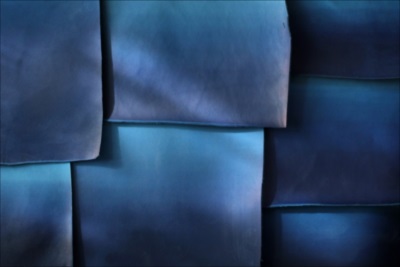 【enku】空を藍染めで表現したいと思いました（藍染革[migaki] 二つ折り財布 【天藍】）