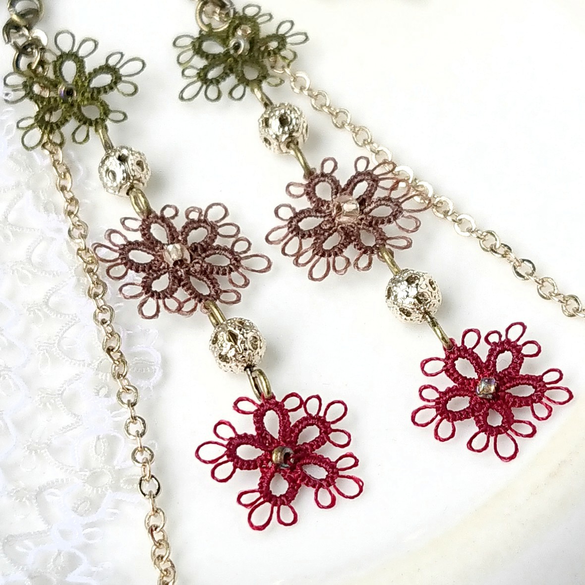 小花が揺れるかわいらしいレトロデザインのイヤリングを製作しました。