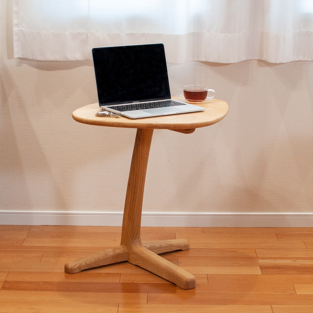 テレワークに！　自宅のソファで仕事をこなす。パソコン仕事に最適のサイドテーブル