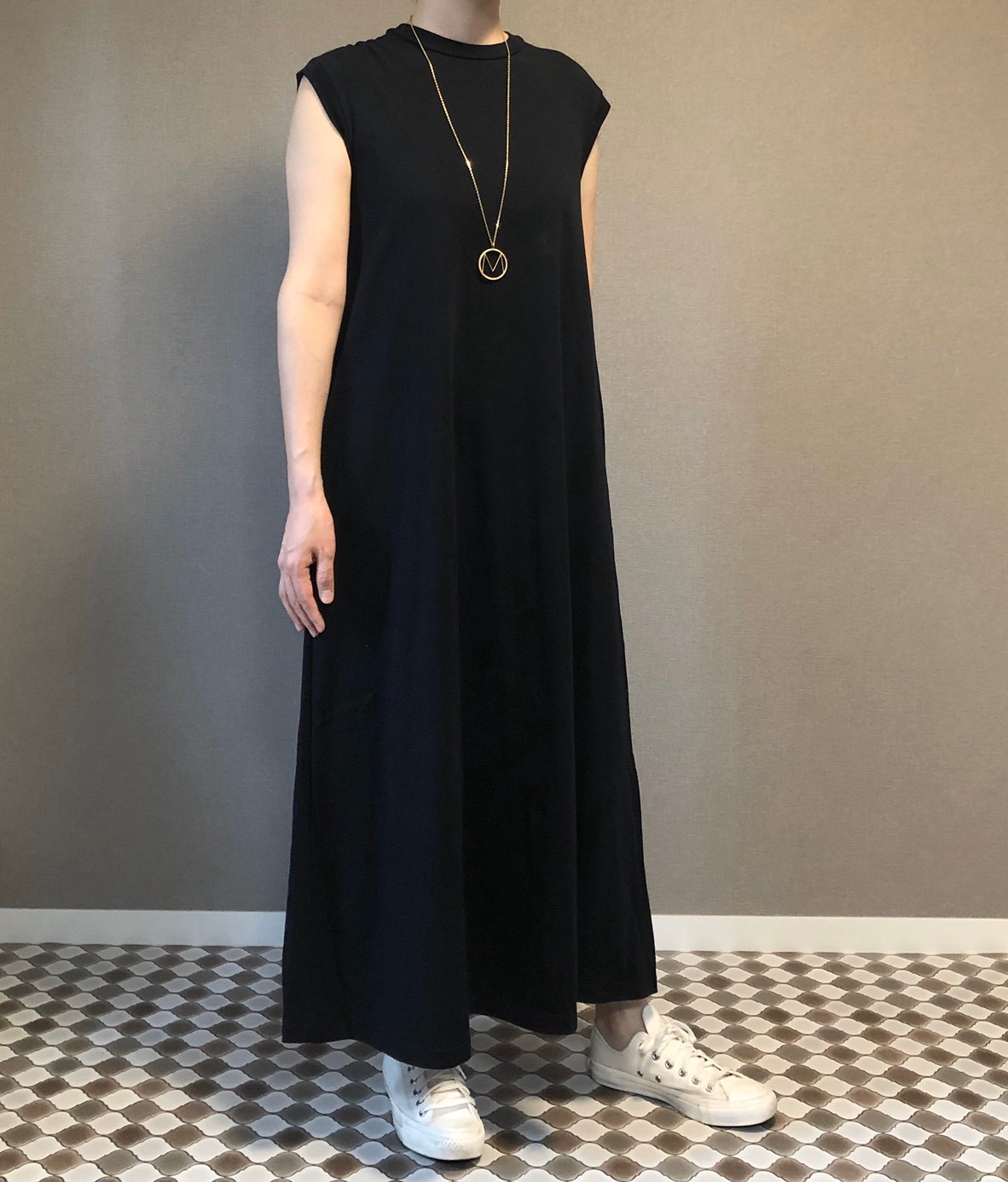 イニシャルペンダントで夏のシンプルなスタイリングの格上げに Atelier Cova イニシャルペンダントで夏のシンプルなスタイリングの格上げに Atelier Cova
