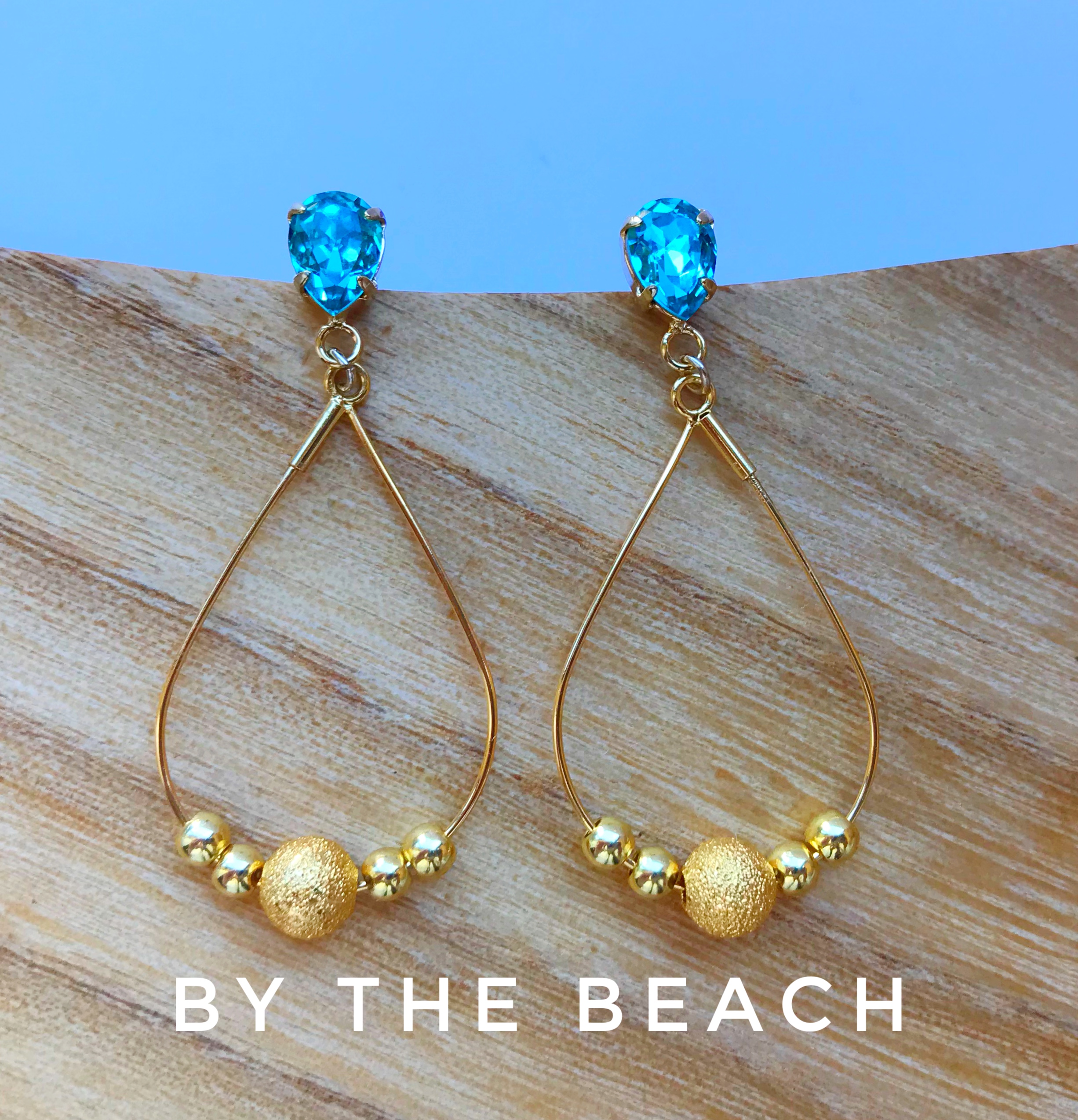 夏本番☆青い海と輝く太陽をイメージ♡ターコイズブルーのスワロ使用の真夏のビーチピアスはいかがですか？