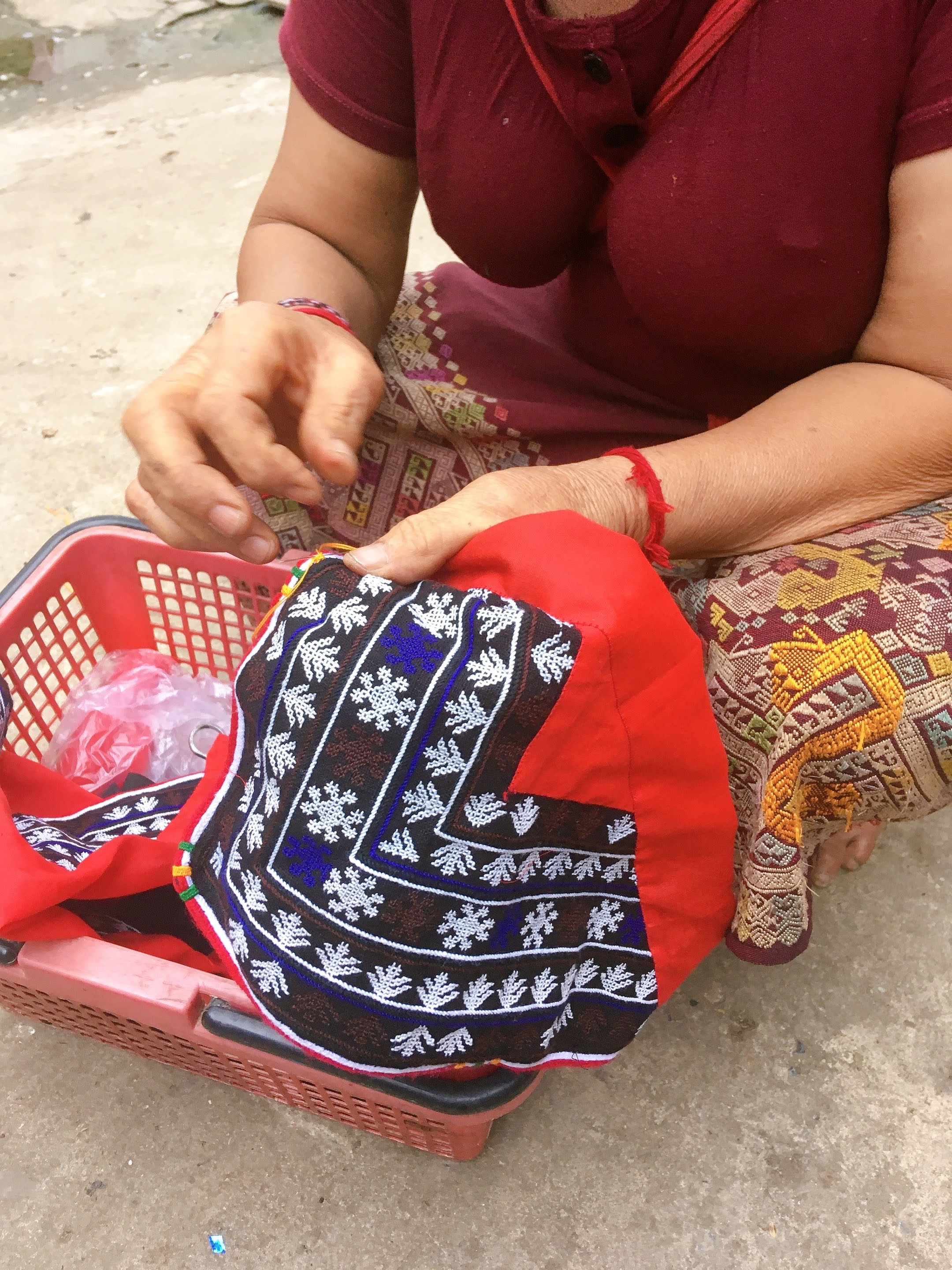 ラオスに暮らす少数民族ヤオ族の婚礼衣装に使われる緻密で美しい手刺繍の布－lane peang - 