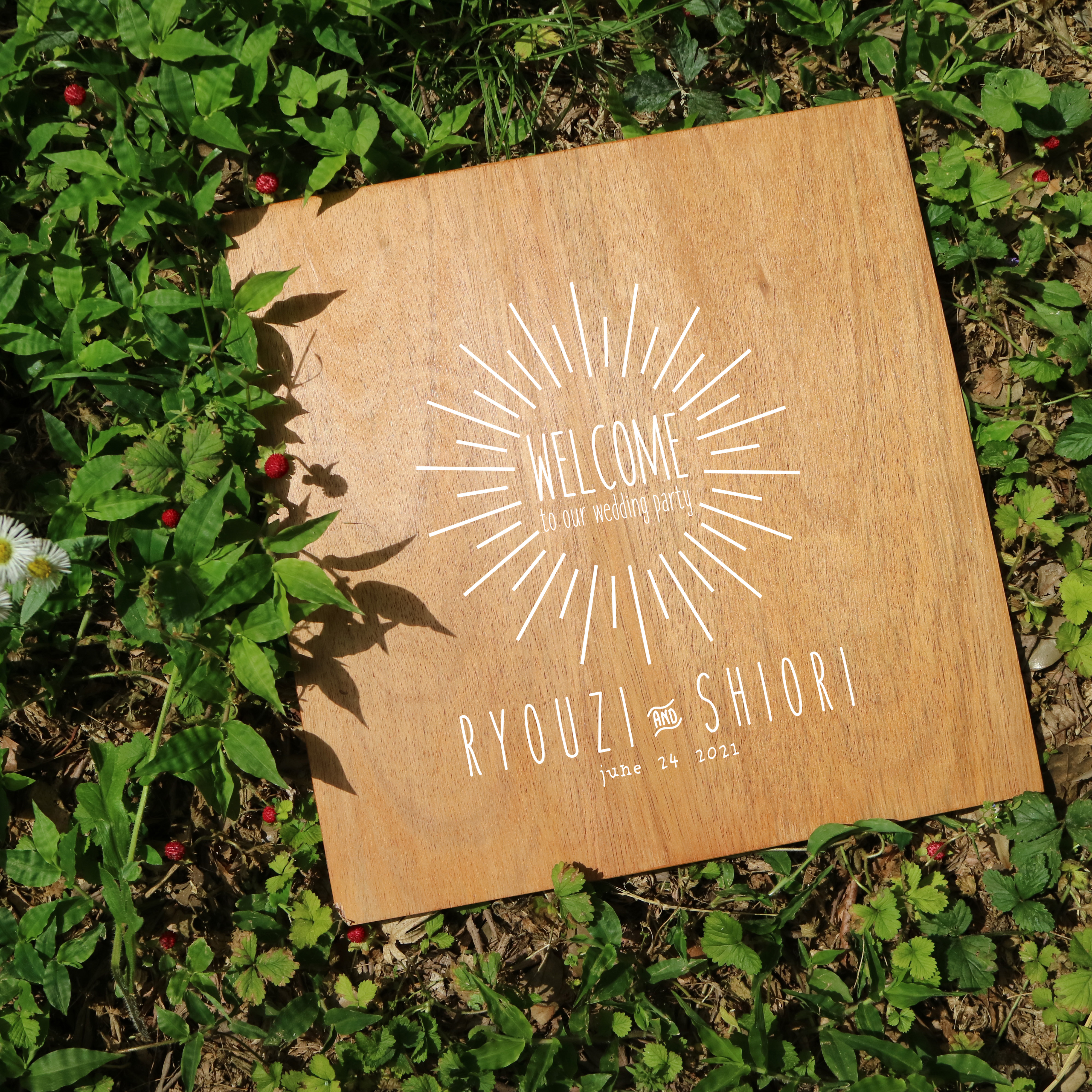 「二人を照らす太陽マークのウェルカムボード」木製　ウェルカムボード　conseil