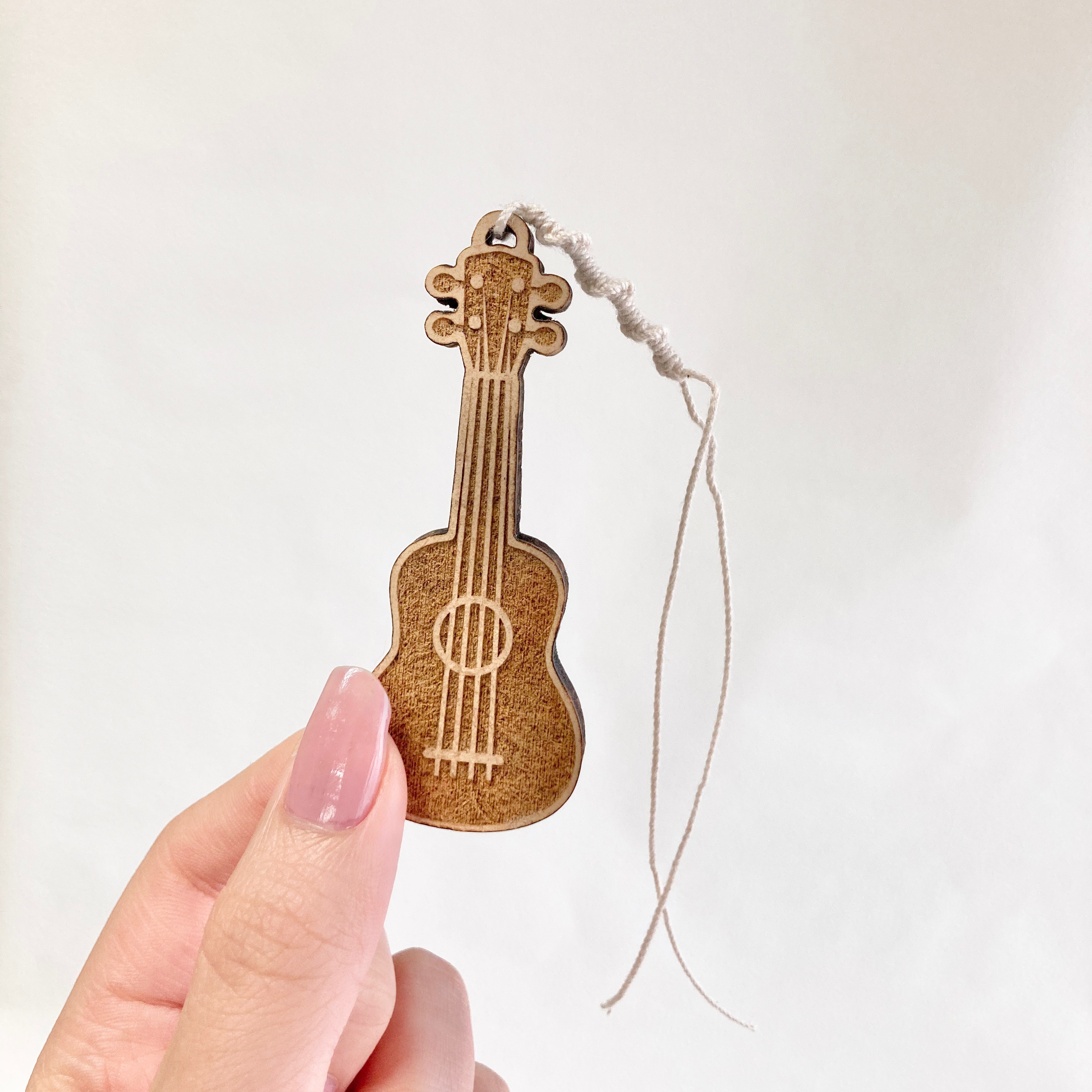 一足先に夏の訪れを感じる 名前を入れられるウクレレキーホルダー Base Mag