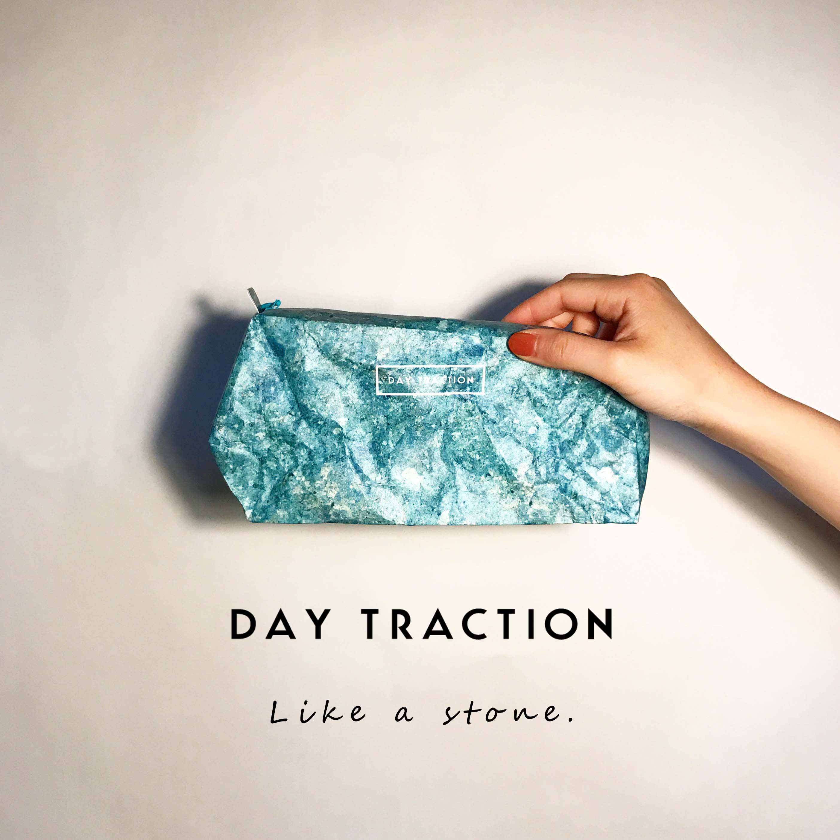DAY TRACTIONオリジナルの石材のようなポーチ"Like a stone"。