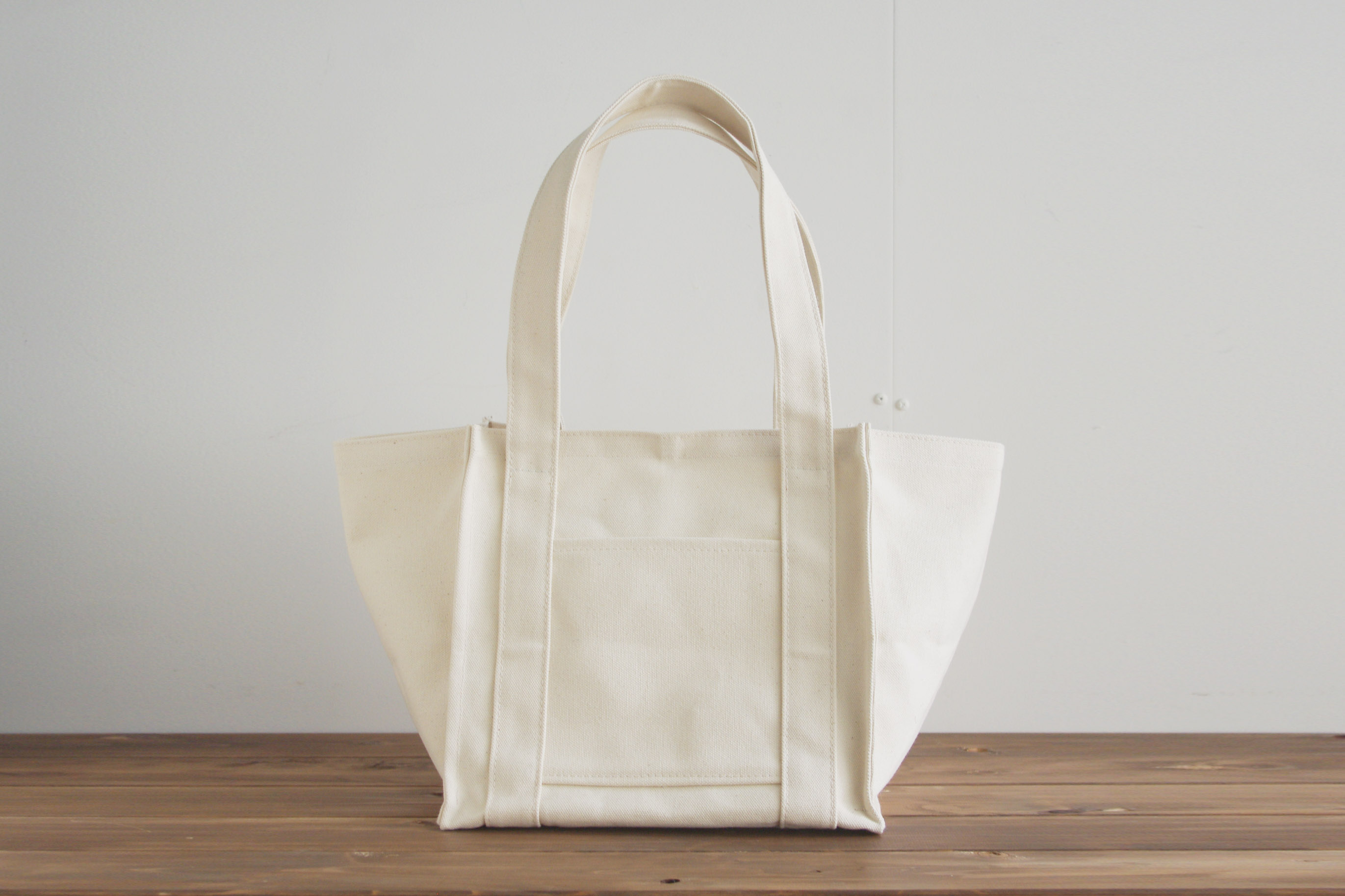 ホールケーキの紙袋をモチーフに作ったバッグ「WHOLE TOTE BAG」