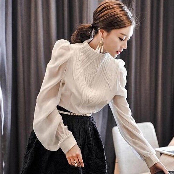 スタンドカラー、ボリューム袖のシフォンブラウス。上品なデザインで韓国ファッション好きにおすすめ。