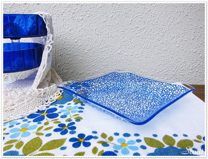 爽やか青いガラスのお皿も不思議図柄！