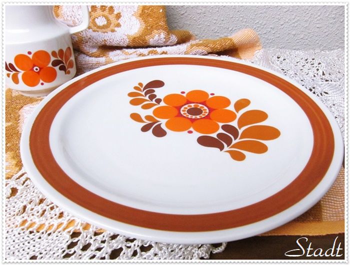 旧東ドイツ全開のオレンジ配色の丸づくしの花柄皿！
