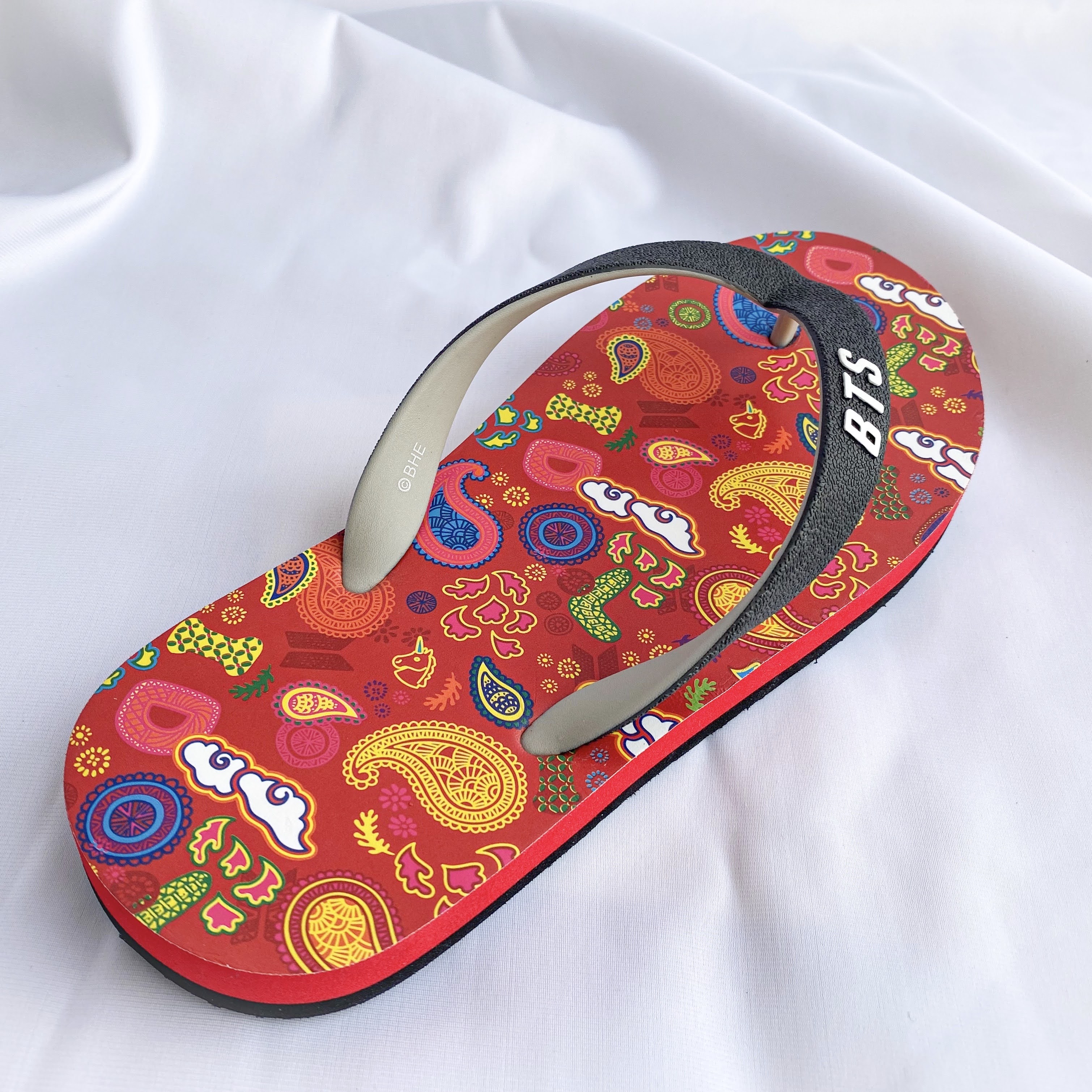 テテペン必見 Idol の衣装モチーフ柄にbtsマークがあがるビーサンの登場 Base Mag