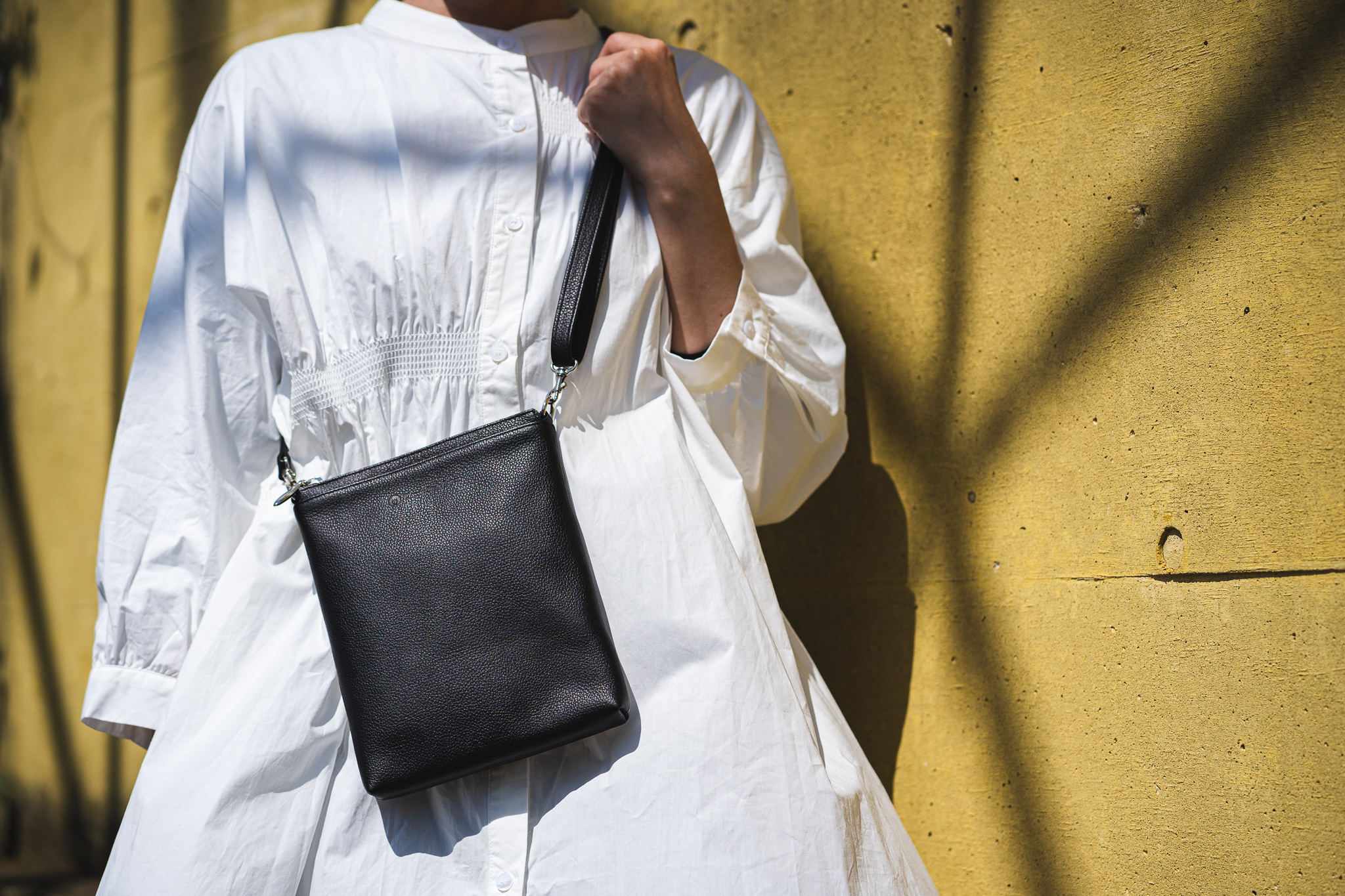 服装に合うバッグがない！そんなあなたへ。長財布とスマートフォンが入る、シンプルなレザーサコッシュ。 | Classic Style Japan
