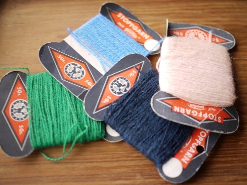 可愛い毛糸刺繍の糸、手のひらに乗る裁縫缶、思わず集めたくなる手芸品です。