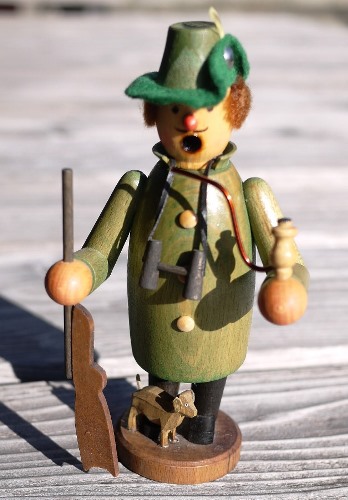 ドイツのかわいい木製人形 生活に身近な姿をしたお人形です Base Mag