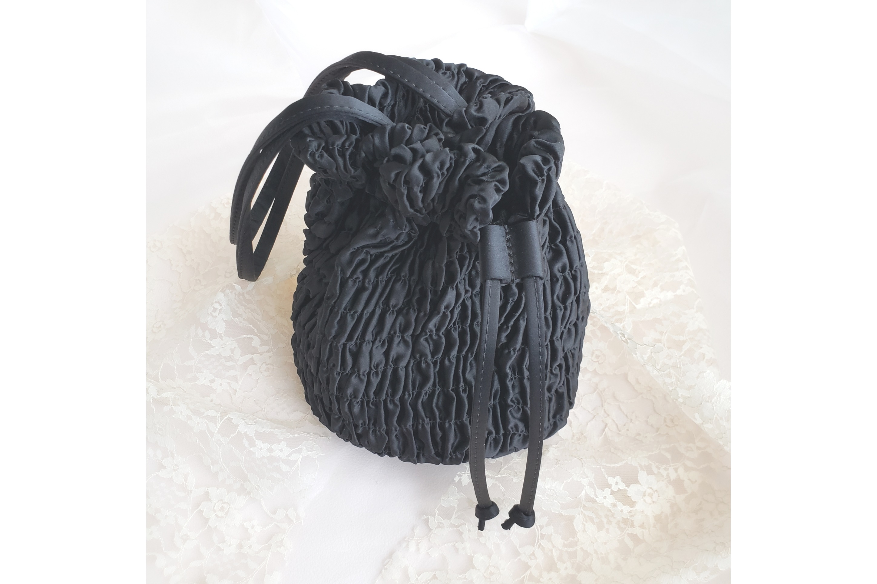 ロンドン発のバッグ＆アクセサリーブランド、hai(ハイ)のプレミアムシルクの巾着バッグ