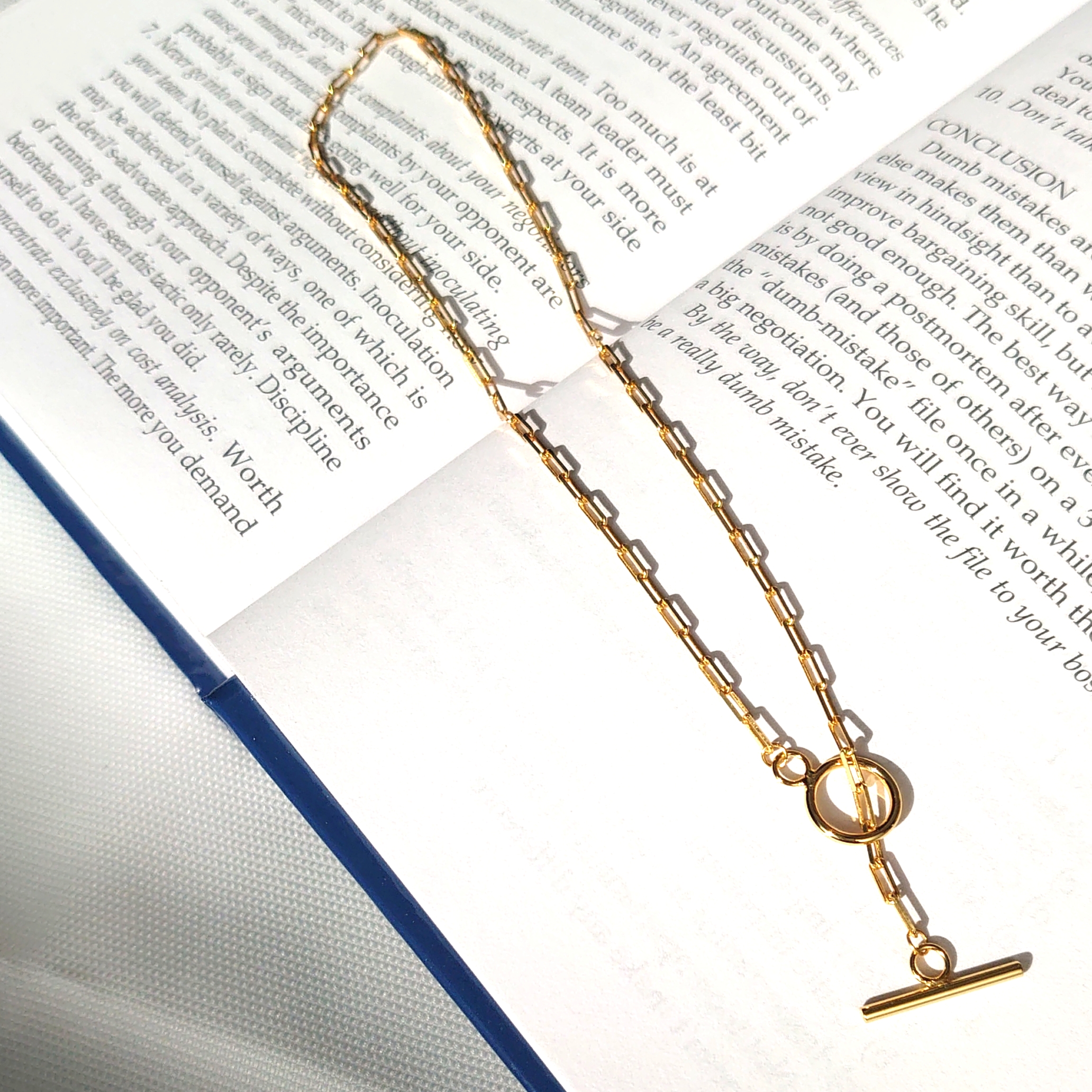 輝きで差をつける！リュクスな魅力であなたをより一層輝かせてくれるaccessory。