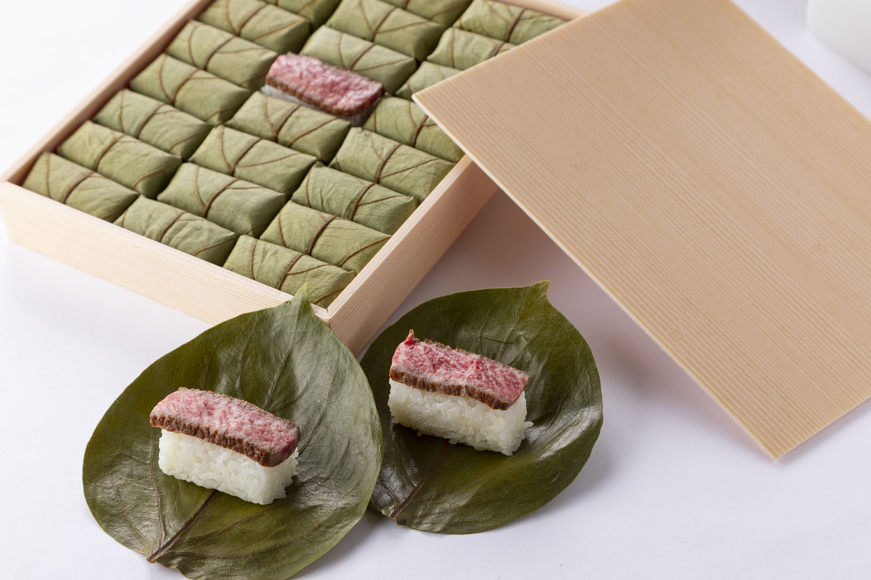 贈答に大人気。折り箱に入った「柿の葉肉寿司24個入」はいかがですか？？