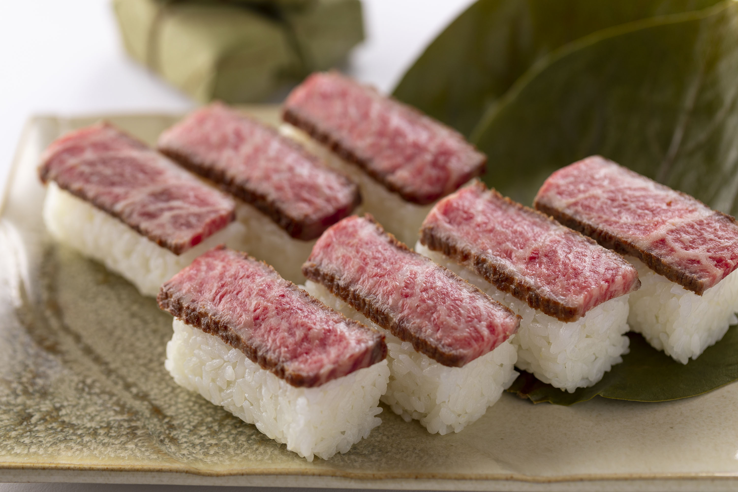 黒毛和牛の肉寿司って美味しいの？とっておきの【特選】柿の葉肉寿司のおいしさの秘密。