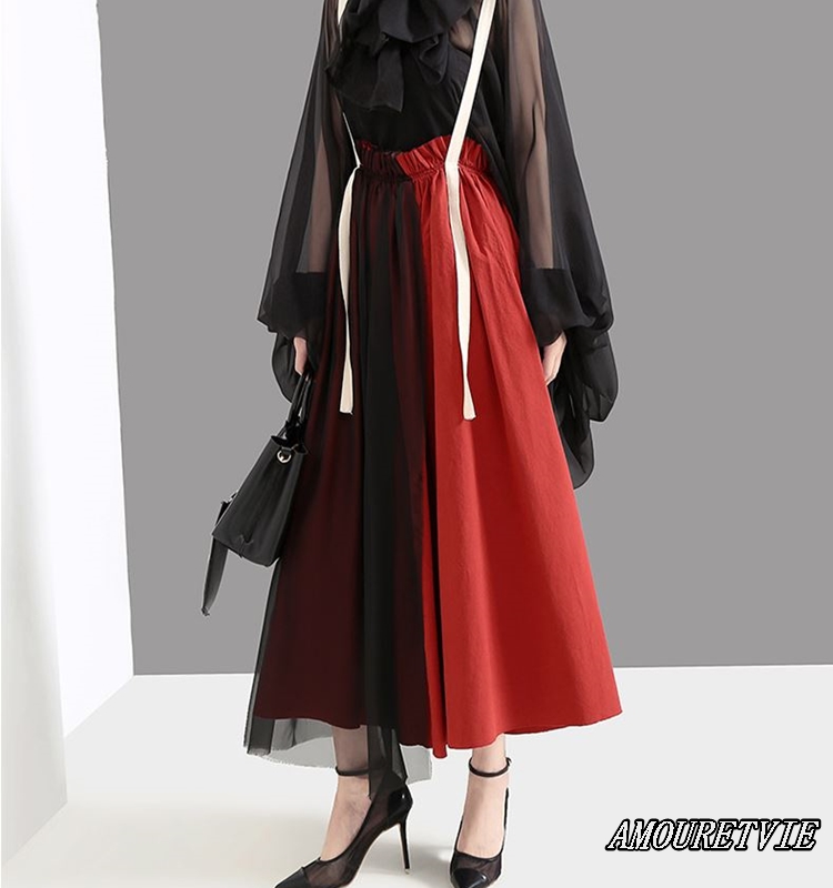 鮮やかな赤色が美しいスカートがお目見え!!黒のメッシュとのコントラストがインパクト抜群の一着♪