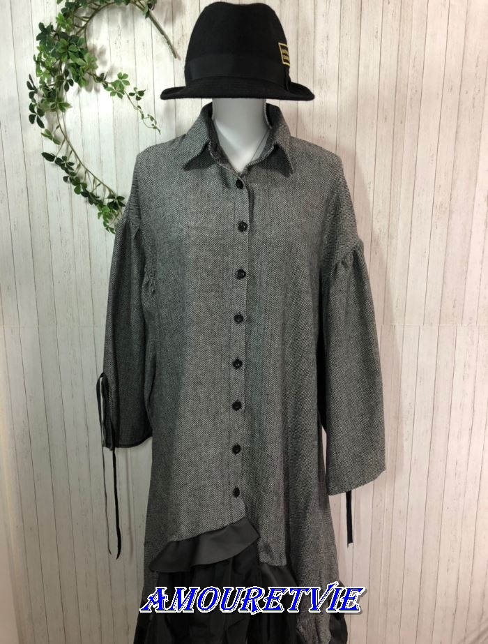 暖かみのある色使いと、シックなスカートの組み合わせがオシャレなワンピースです☆
