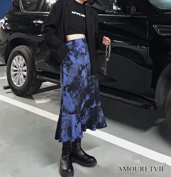 ブルーがおしゃれ感の高いロングスカート!!モードスタイルもカジュアルスタイルもOK