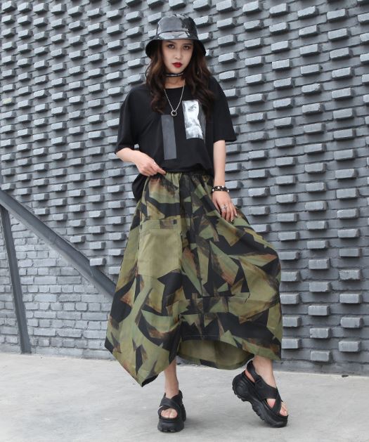 グリーンの大人びたいる使いと迷彩風デザインがインパクトのある一着 ゆったりかつオシャレ Amouretvie 韓国系 モード系 個性的 ファッションの通販サイト