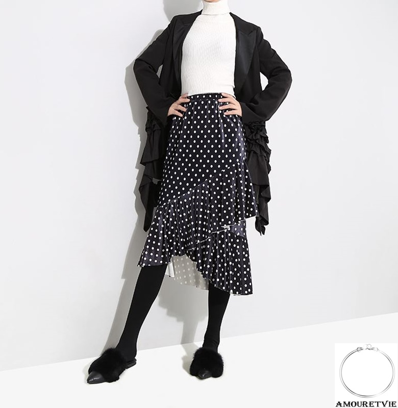 水玉模様が可愛らしいロングスカート♪シックな色合いとの組み合わせが上品な一着です☆