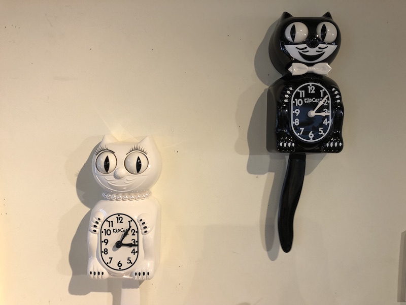 ゆらゆら揺れる目としっぽ 愛らしいキットキャットクロック Base Mag ゆらゆら揺れる目としっぽ 愛らしいキットキャットクロック Base Mag