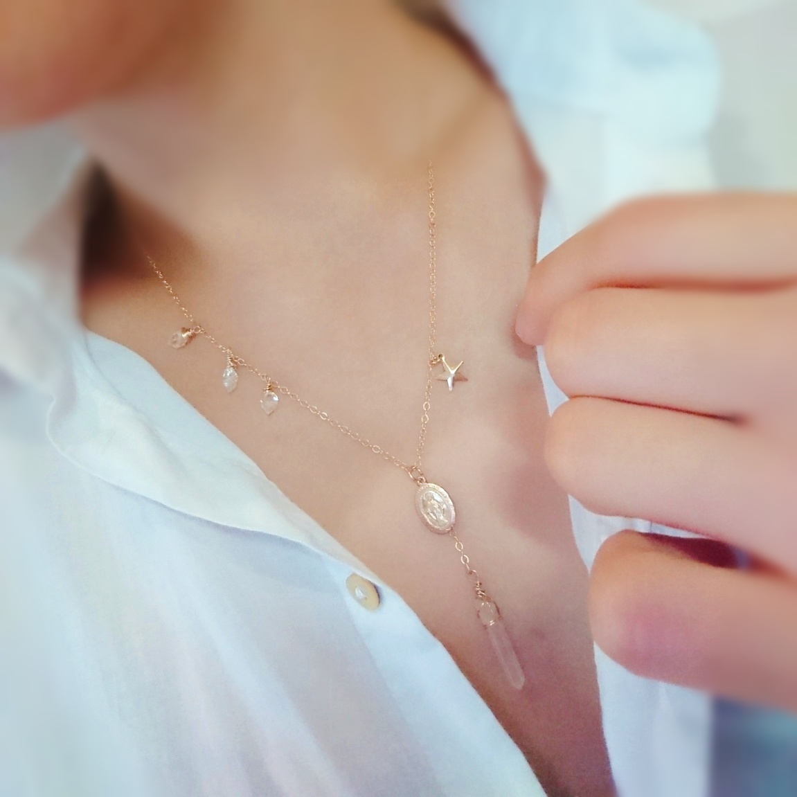 胸元を美しく✧透明感あふれるメダイネックレス