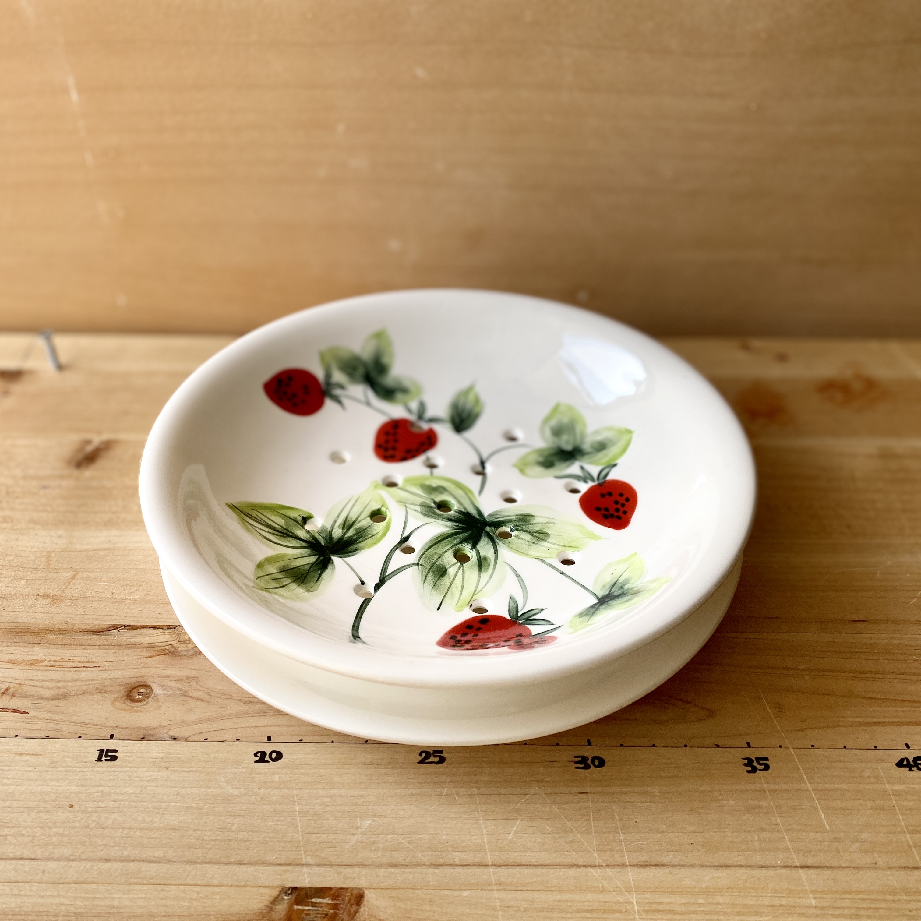 ヴィンテージ食器 いちご柄 陶器の水切り皿 Base Mag