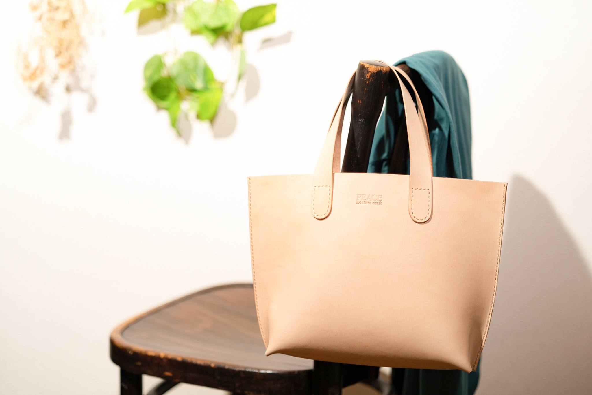 ちょっと買い物に出かけるときにちょうどいいバッグを。ヌメ革のミニトート。