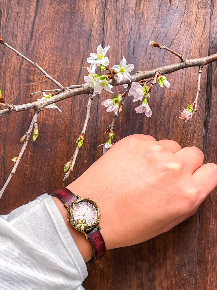 流るる桜腕時計、桜の儚さを表現
