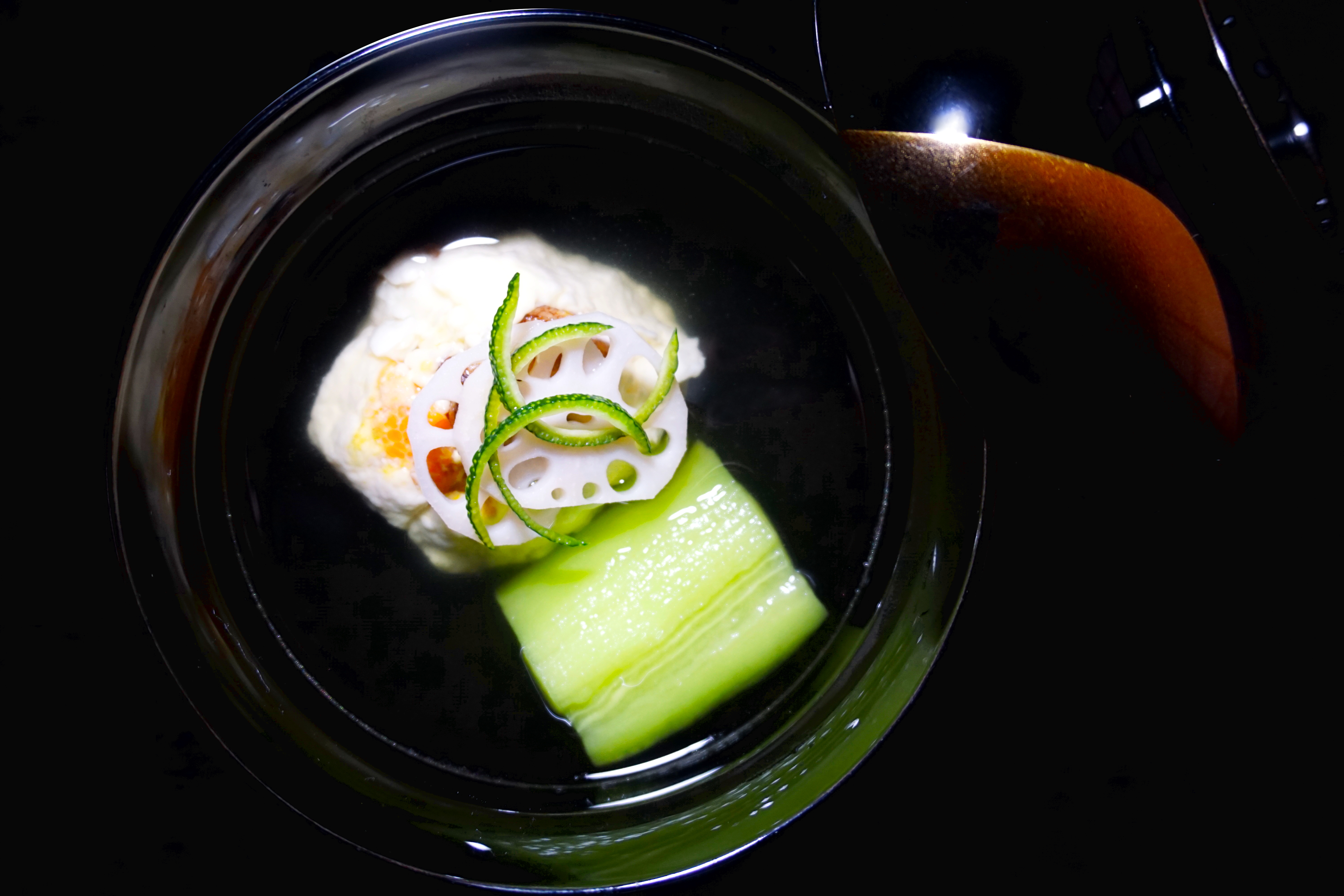 日本料理(和食)の職人がつくる「蟹真薯（かにしんじょ）のお椀」