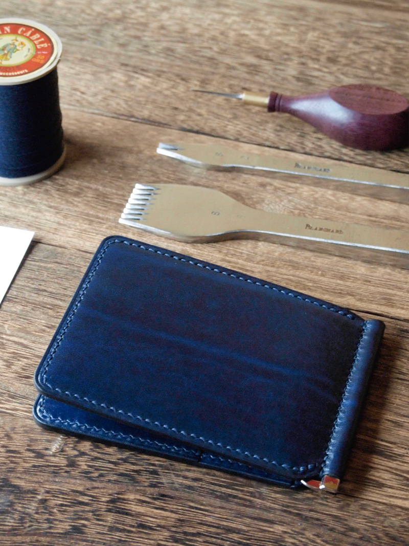 “手縫い仕立てのマネークリップ財布”  ベルギーの有名な革と新たな内装デザイン!! 