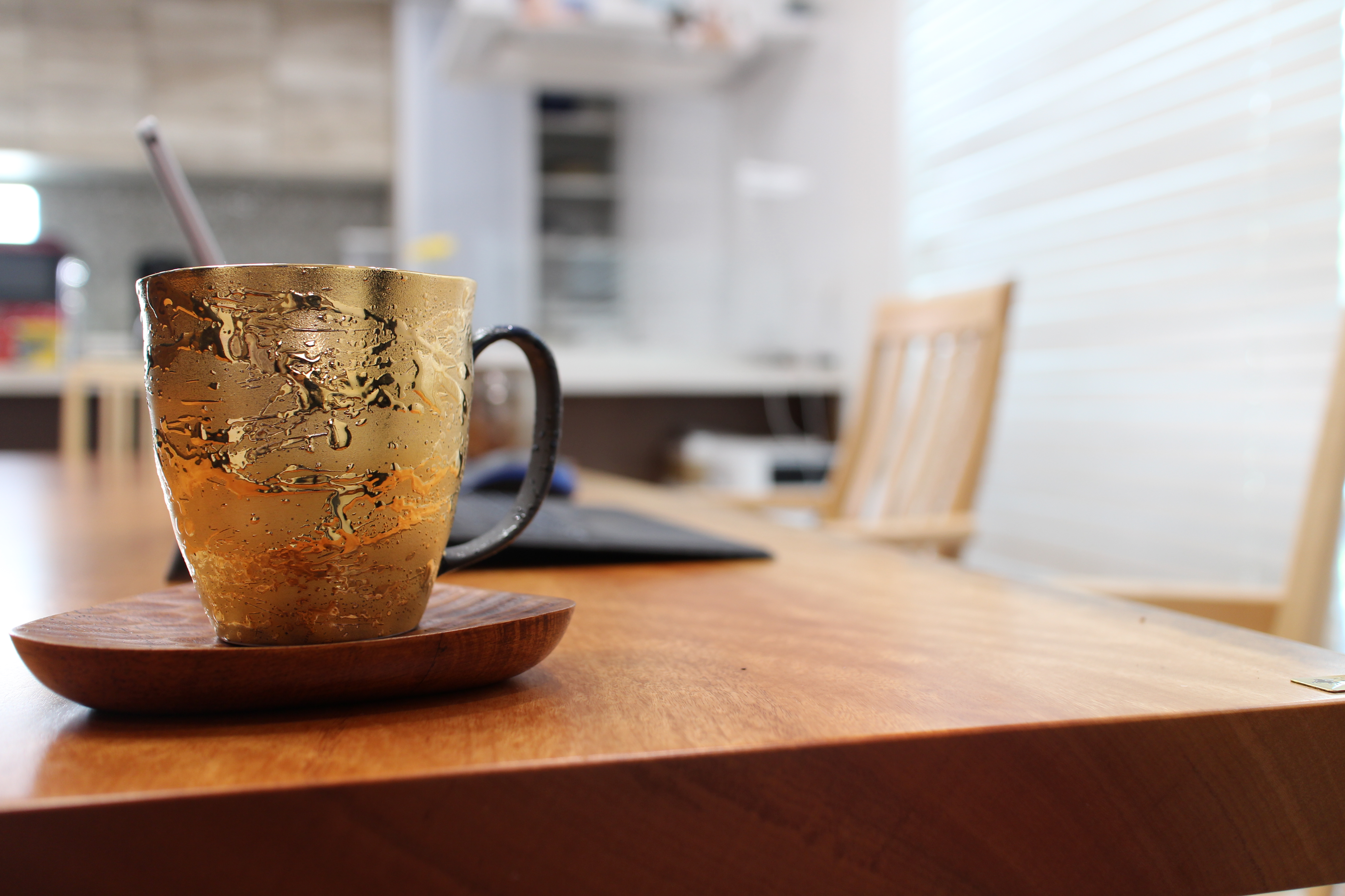 ご自宅でいつもと違った、贅沢なカフェ気分を味わえるマグカップ【波佐見焼】