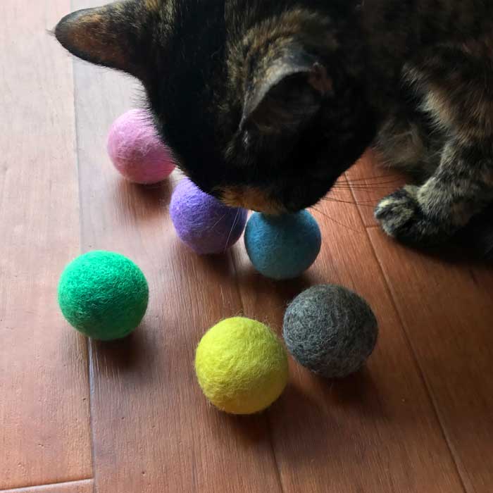猫の大運動会！猫が跳びつく猫のおもちゃのフェルトボール6個パック（大き目サイズ）！