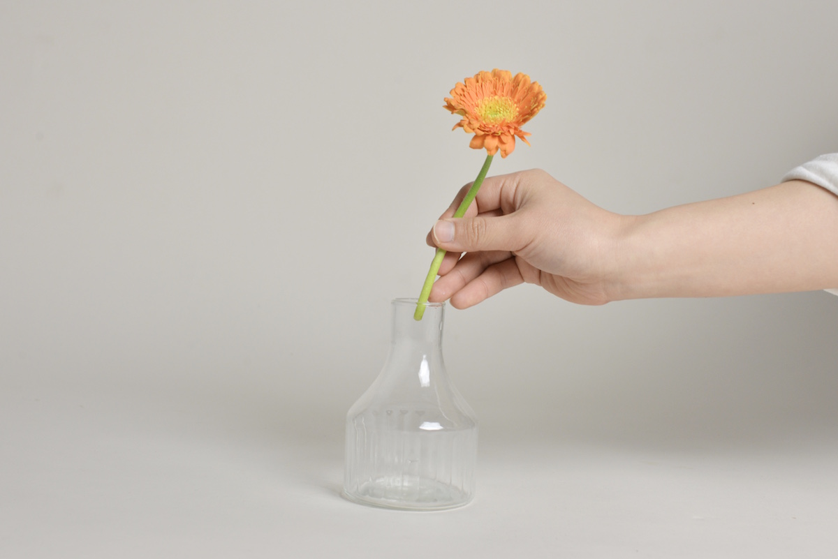 部屋に花を飾って癒しの空間を 再生ガラスで作られたフラワーベース Trill アンティーク家具と雑貨shabbys Marketplace の姉妹店